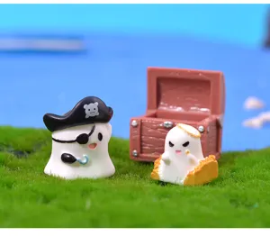 Nahaufnahme der niedlichen Geister-Pirat-Miniaturfigur mit Schatztruhe für Gartendeko.