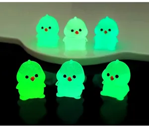 Detalle de estatuilla de resina de pollito luminoso, decoración de mesa de jardín.