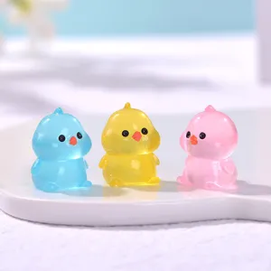 Conjunto de pequeños pollitos luminosos de resina, figuras en miniatura lindas para micropaisaje.