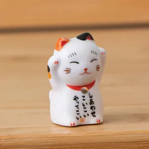 Japanische Keramik Glückskatze Stäbchenhalter Detail, süße weiße Kätzchen Deko Figur.