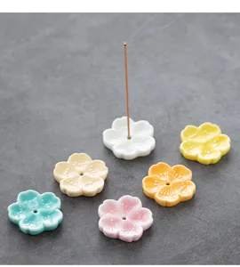 Nahaufnahme der Keramik Kirschblüten Räucherstäbchenhalter Details mit feiner Textur.