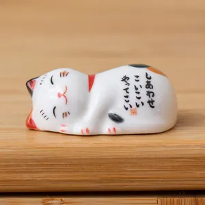 Nahaufnahme der japanischen Keramik Glückskatze Essstäbchenablage im tollen ZAKKA Stil.