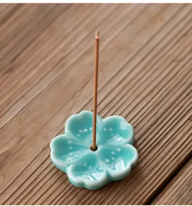 Nahaufnahme Detail des keramischen Kirschblüten Räucherstäbchenhalters mit blauer Glasur.