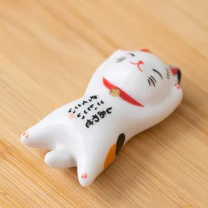 Japanische Keramik Winkekatze Staeabchenhalter Detail, suesse handbemalte Tisch Deko Figur.