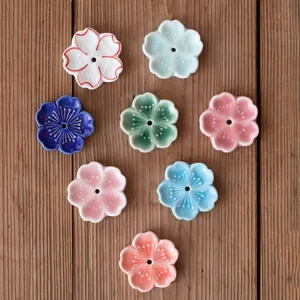 Japanischer Keramik Kirschblüten Räucherstäbchenhalter, süße Blumenbasis für Aromatherapie.