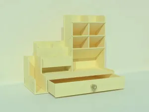 Vue détaillée de l'organisateur de bureau en bois avec plusieurs compartiments et tiroir.
