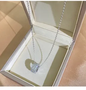 Detailopname van de ketting met cilindervormige zirkoonhanger in een mooi sieradendoosje.
