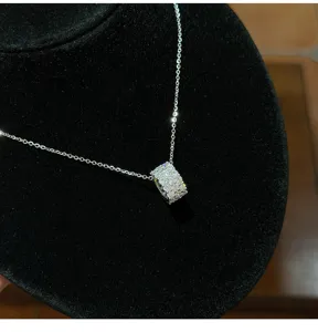 Detail van de elegante pave zirkoon cilinder hanger halsketting met fijne titanium stalen ketting.