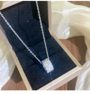 Detailopname van een delicate zirkon ingelegde taille hanger halsketting in sieradendoosje.