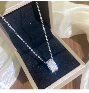 Gedetailleerd overzicht van een prachtige sprankelende zirkonia cilinder hanger ketting.