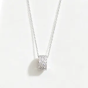 Elegante zilveren ketting met hanger en stralende zirkoniastenen voor dagelijkse mode.