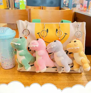 Lindo juego de llaveros de dinosaurio de peluche con pequeños y coloridos colgantes para bolsos.