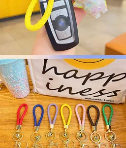 Kleurrijke gevlochten sleutelhangerkoorden met metalen ring en schattige hanger voor tassen.