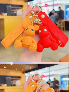 Schattige cartoon wafel beer koppel sleutelhanger, gedetailleerde close-up van getextureerde hanger.