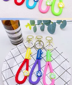 Schattige kattenpoot PVC band sleutelhanger met gouden metalen ring voor tassen en sleutels.
