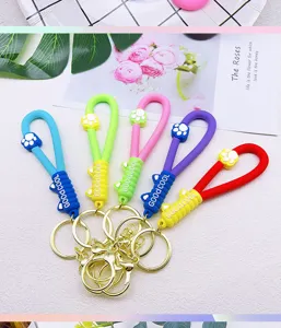 Detail van kleurrijke PVC lederen touw sleutelhanger met metalen ringen en leuke kattenpootjes.