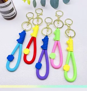 Kleurrijke PVC siliconen sleutelhanger met metalen ring en bloem, ideaal dagelijks accessoire.