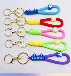 PVC siliconen sleutelhanger detail, schattig kattenoor pootje hanger, gouden metalen ring.