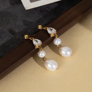 Vergoldete Edelstahl Tropfen Zirkonia Süßwasserperle Hängeohrringe elegante Detailansicht.