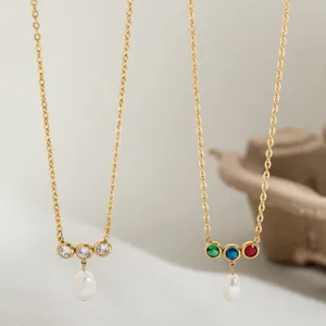 Gros plan détaillé du collier chic avec zircone et perle d'eau douce en or.
