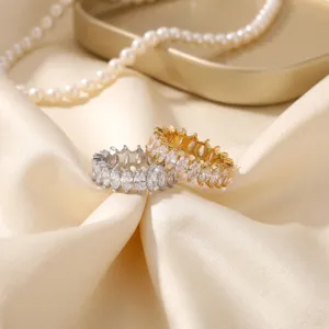 Nahaufnahme exquisiter Zirkonia-Eternity-Ringe mit Markisen-Schliff in Silber und Gold.