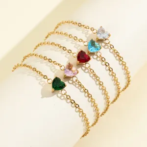 Dettaglio bracciale cristallo zircone cuore colorato, elegante gioiello maglia catena.