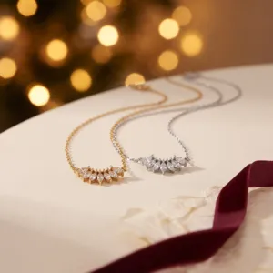 Detailansicht von exquisiten goldenen und silbernen Marquise-Zirkonia-Halsketten.