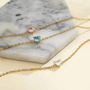 Affascinante bracciale con zirconi a cuore multicolore in acciaio inox dorato donna.