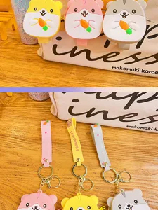 Detailopname van siliconen portemonnee sleutelhangers met schattig kleurrijk hamsterontwerp.