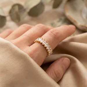 Detaillierte Nahaufnahme des eleganten vergoldeten Zirkonia Eternity Rings mit Marquise-Schliff.