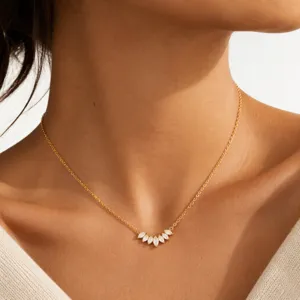 Exquisites Detail der Goldkette mit glänzenden Zirkoniasteinen in Marquise-Schliff.