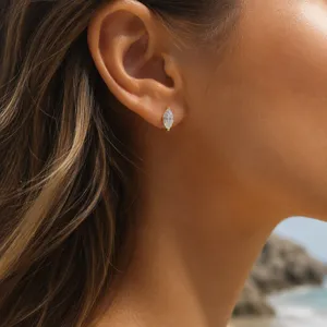 Nahaufnahme eines eleganten minimalistischen Marquise Zirkonia Ohrsteckers am Ohrläppchen.