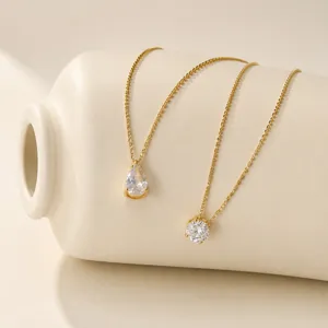 Elegante juego de collares con colgante de circón con piedras de pera y redondas en cadenas doradas.