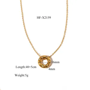 Vista di dettaglio della collana in acciaio al titanio placcato oro 18K con zirconi splendenti.