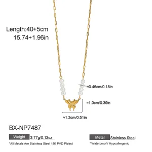Dettagli della collana con farfalla in acciaio inossidabile placcato oro 18K e perla.