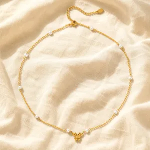 Collana con perle e farfalla placcata oro vista dettaglio, accessorio gioiello elegante.
