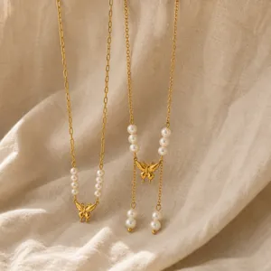 Primo piano dettagliato della collana con perle e farfalla dorata, elegante design in perle.