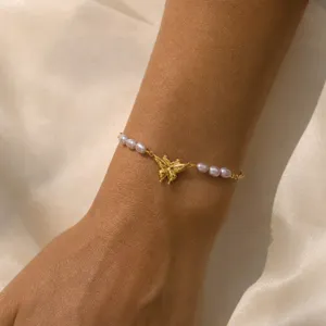 Elegante bracciale di perle d'acqua dolce con ciondolo a farfalla 3D dorato chic.