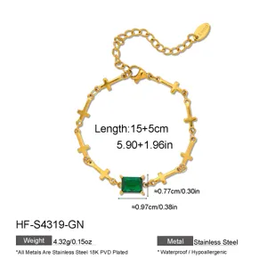 Pulsera de dije de cruz de acero inoxidable bañado en oro de 18K con piedra verde y extensión.