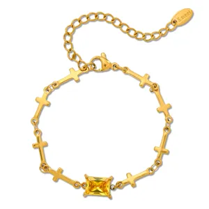 Pulsera de cadena de cruz de circón cuadrado de acero de titanio minimalista, vista principal oro 18K.