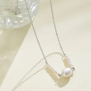 Nahaufnahme Detail der Edelstahl Süßwasserperlen Halskette mit feinem, elegantem Design.