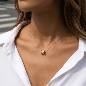 Vista detallada del elegante collar con colgante de cintura pequeña de estrás dorado