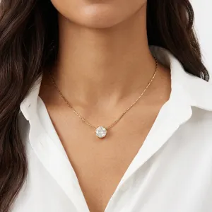Elegante collar con colgante solitario de oro con diamante redondo brillante para mujer.