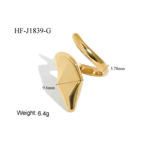 Gedetailleerd overzicht van de gouden onregelmatige geometrische open ring met afmetingen.
