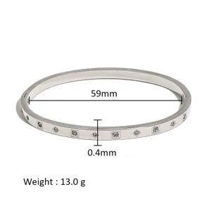 Vista detallada de la pulsera rígida de acero inoxidable con pedrería, diámetro 59mm y 13g.