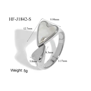 Rvs hartvormige ring met parelmoer inleg, verstelbaar open design voor dagelijks gebruik.