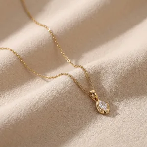 Elegante collana in acciaio inossidabile dorato con pendente in zircone ovale scintillante.