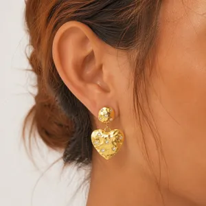 Eleganti orecchini pendenti a cuore in acciaio titanio placcato oro 18K con zirconi.