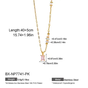 Dettaglio collana in acciaio dorato con pendente in zircone rosa e misure di perle.