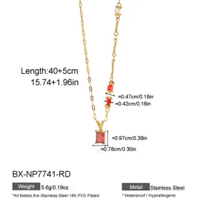 Collana geometrica quadrata in acciaio inossidabile placcato oro 18K PVD con zircone rosso e perla.
